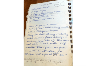 一本小本子上的手写食谱。