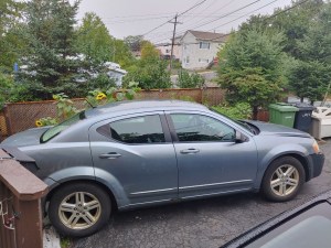 一辆银色的汽车停在车道上。