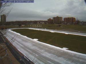 人力资源管理网络摄像头视图中的哈利法克斯椭圆形。椭圆形的大部分朝向西北方向。里面完全没有溜冰者。那块绿色点缀着几块白色斑块的公地也是空的