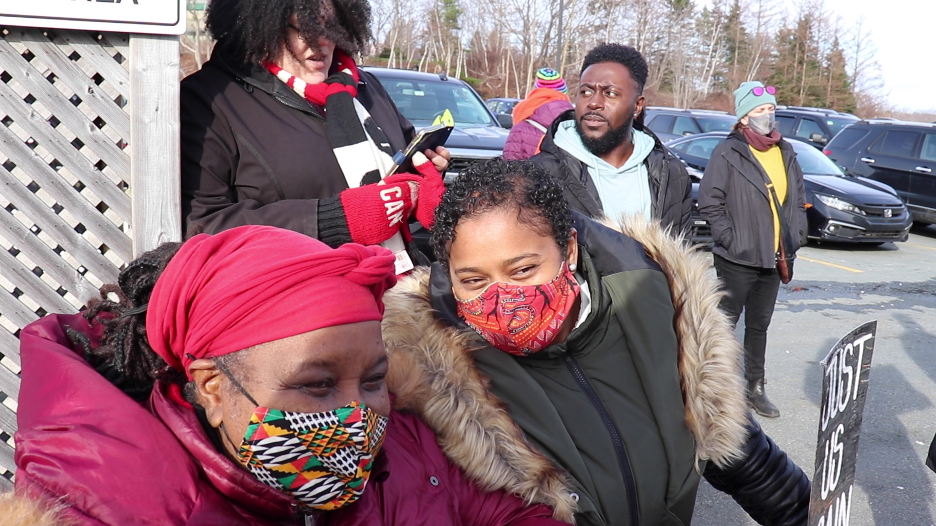 凡妮莎·费尔斯、基昂特·比尔斯、林恩·琼斯和苏西·汉森参加了周一的集会，以示对凯拉·博登的支持。图片:Matthew Byard。