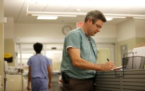 一个男人在填写表格