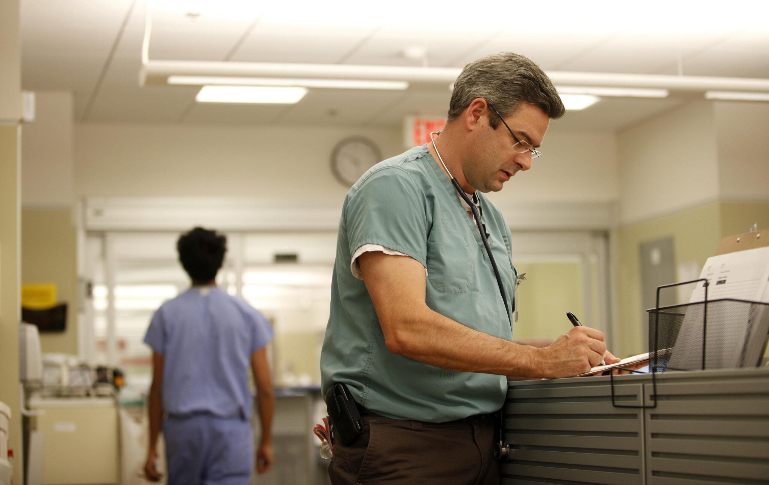 一个男人在填写表格