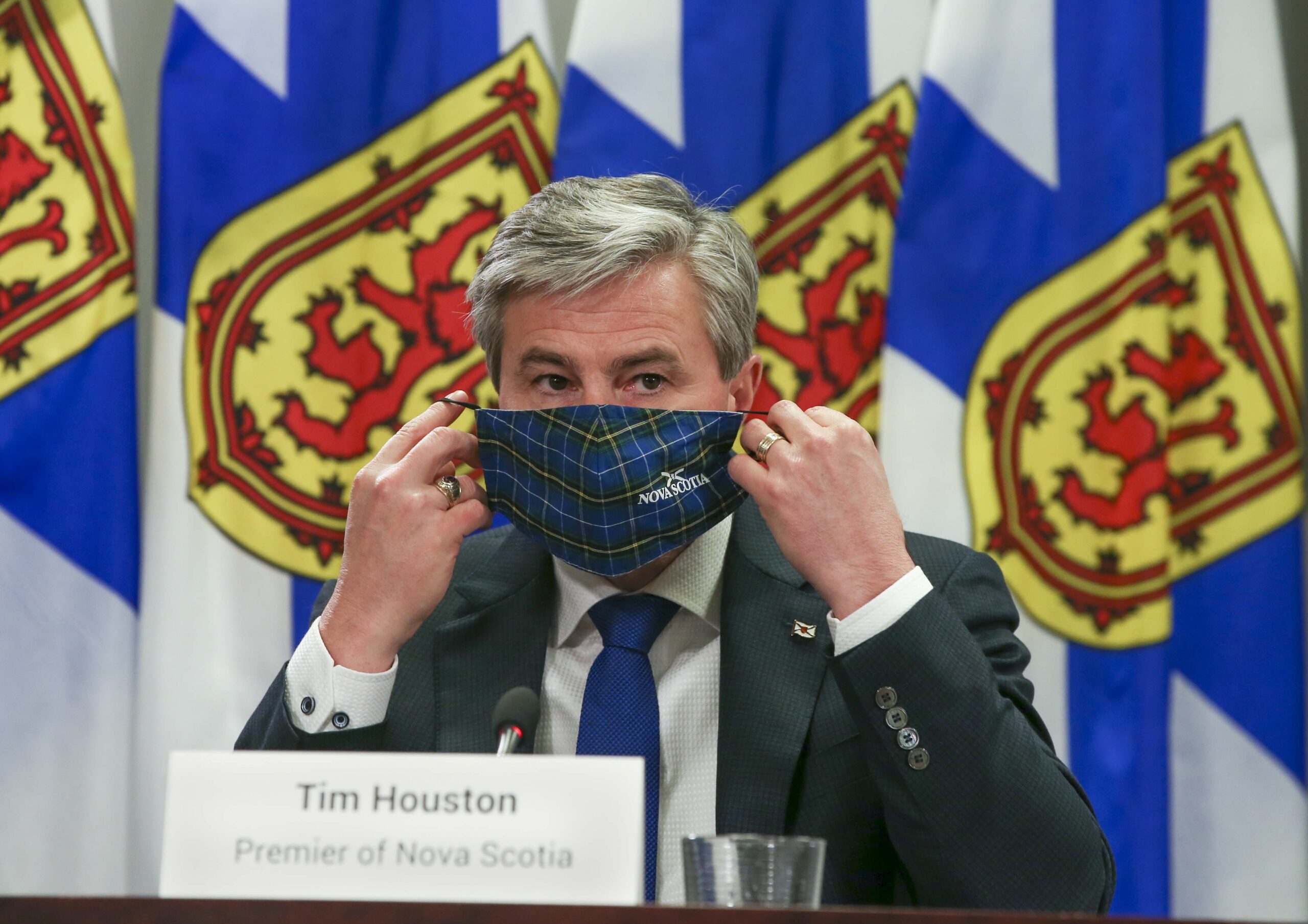 一个男人摘下面具