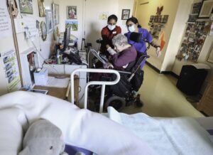 两个妇女帮助一位老妇人