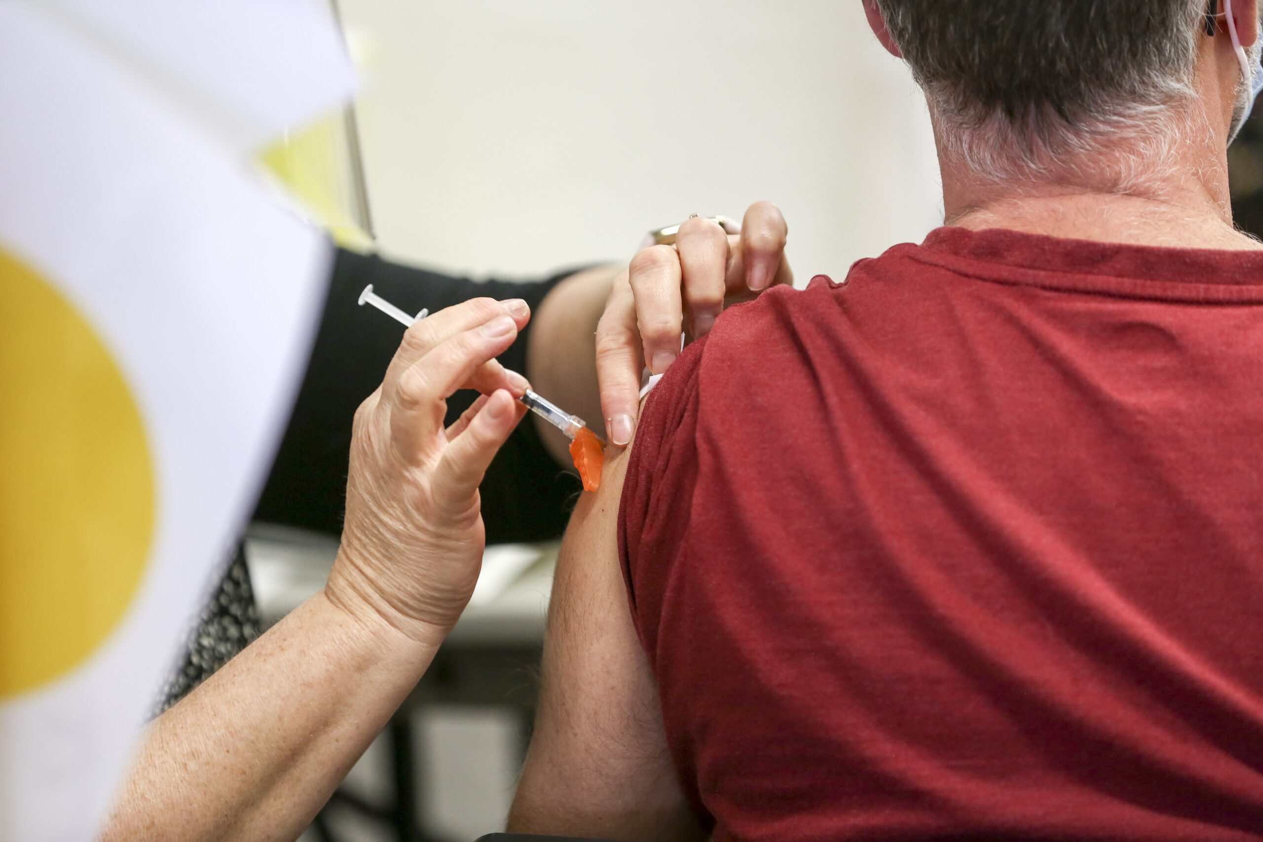 一个男人在打针