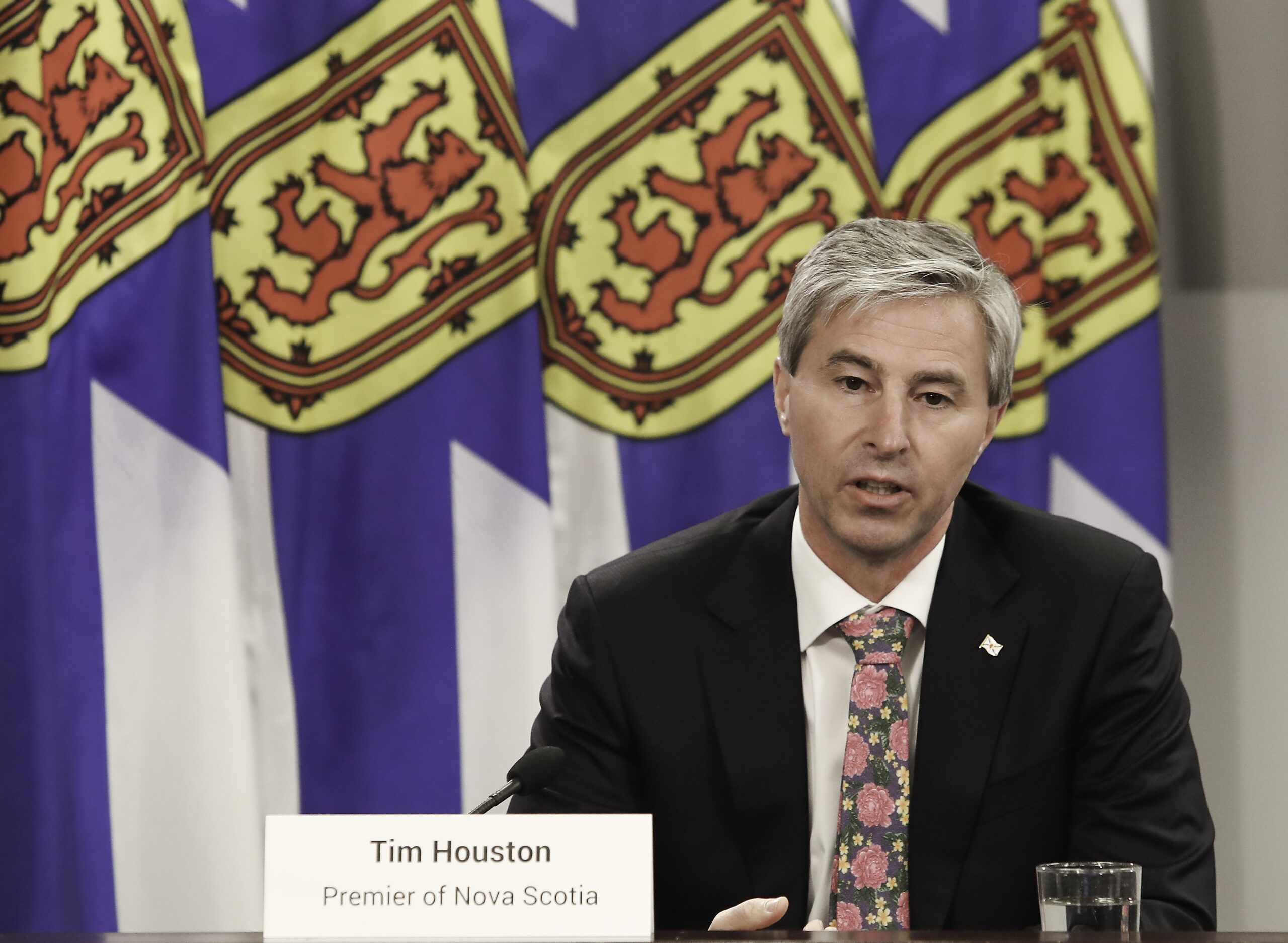 一个人坐在桌子前