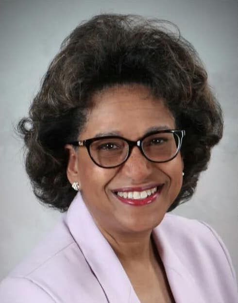 头部的黑人女士在粉红色的运动外套和黑色的眼镜