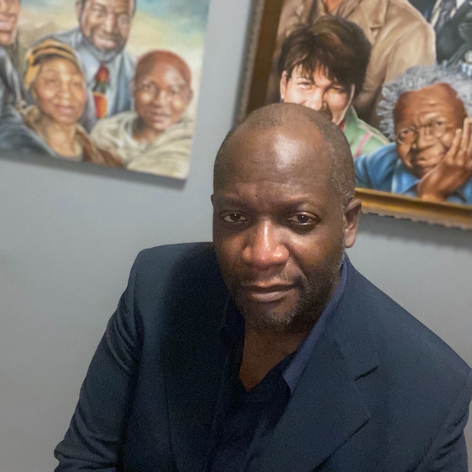 黑人男子在藏青色运动外套前的遗产黑人历史肖像的背景。