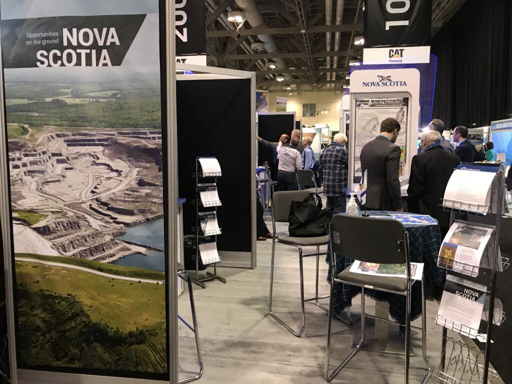 2020年，加拿大新斯科舍省(Nova Scotia)的政府在多伦多举行的年度勘探者和开发商协会(PDAC)会议上，在当时的能源和矿业部主办的展台上推广了华威山黄金项目。照片:琼巴克斯特