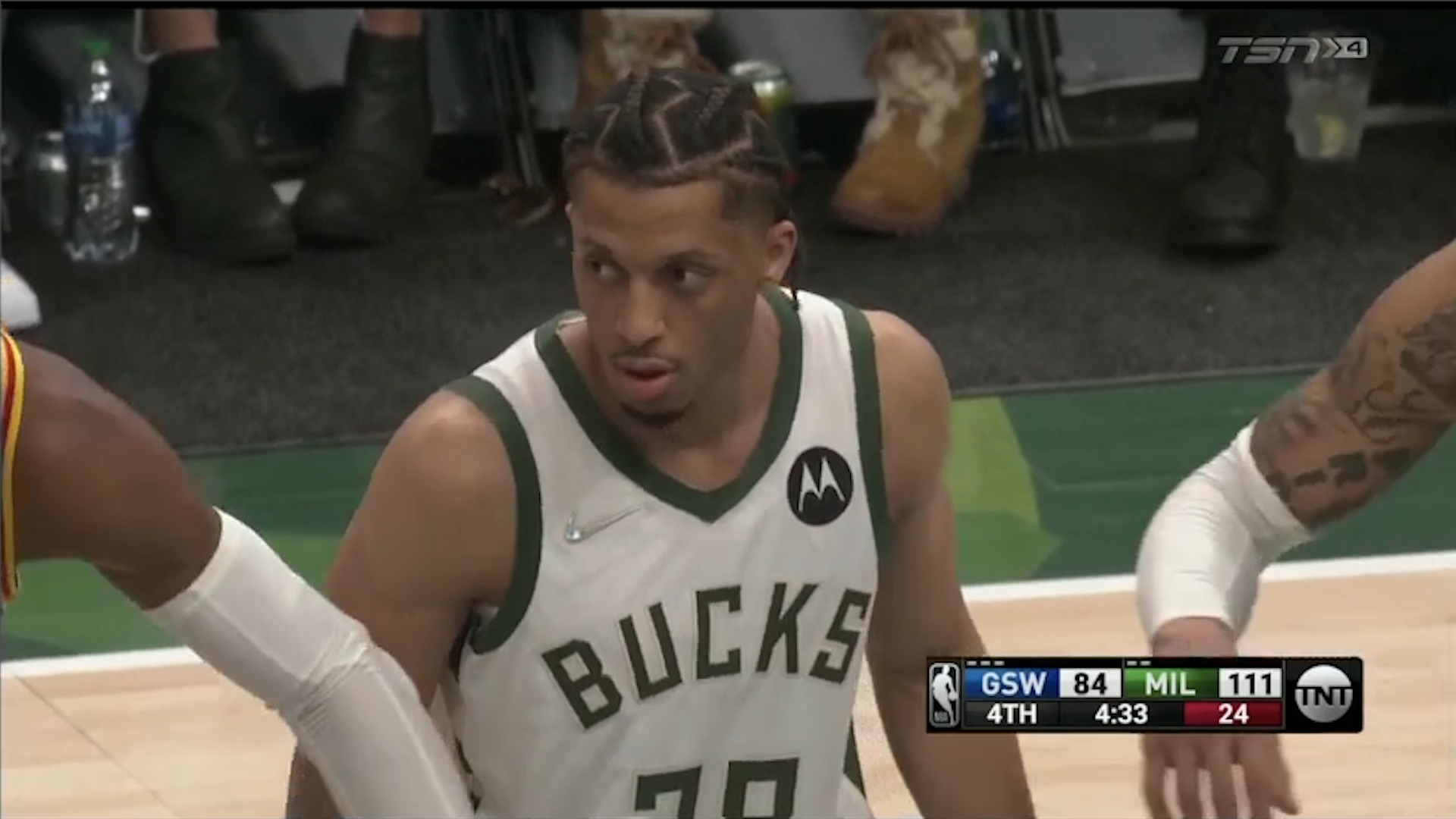 林德尔·威金顿，穿着白色的“雄鹿”主场球衣，看着他的对手罚球