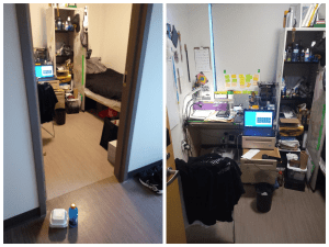 左图:对角线视角的一个小卧室，里面有一张床和其他物品。右图:从房间的门直接射进来，可以看到一张桌子，一台笔记本电脑，纸张和信封，以及其他物品