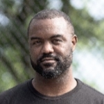 杜安·琼斯的头像，一个留着短发，穿着黑色t恤的黑人