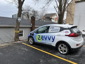 充电站中的电动汽车