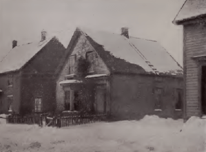 19世纪阿默斯特一座两层楼房的黑白照片