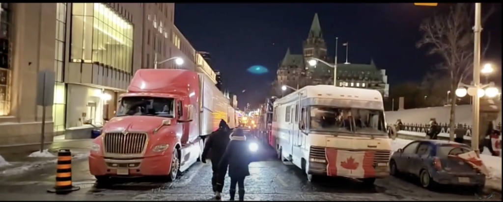 卡车在街上。抗议