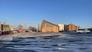 百年泳池的停车场几乎空无一人，远处是泳池建筑。