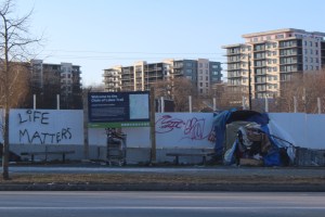 哈利法克斯乔豪大道超市对面的人行道上，栅栏前搭起了一个帐篷。