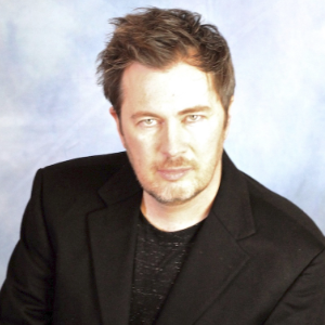 在一张宣传照片中，白人男子乔什·麦克唐纳留着棕色短发，留着浓密的胡子，有着一双炯炯有神的蓝眼睛，他看着镜头时表情十分夸张。