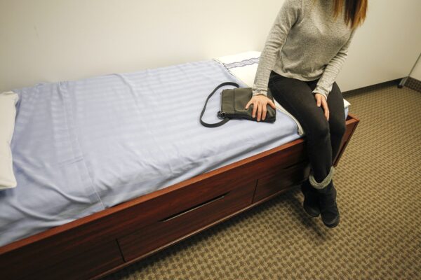 一个女人坐在医院的病床边。