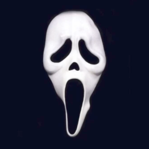 黑色背景上的白色橡胶幽灵面具。改编自电影《惊声尖叫》。面具上有下垂的眼睛、鼻子和张着的大嘴。