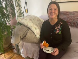 米莱娜带着能读出处方上说明的语音机器。