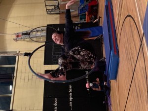 米莱娜在地板上的圆环上表演魔术。