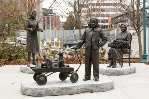 哈利法克斯一座纪念战争期间女性志愿者的青铜纪念碑。