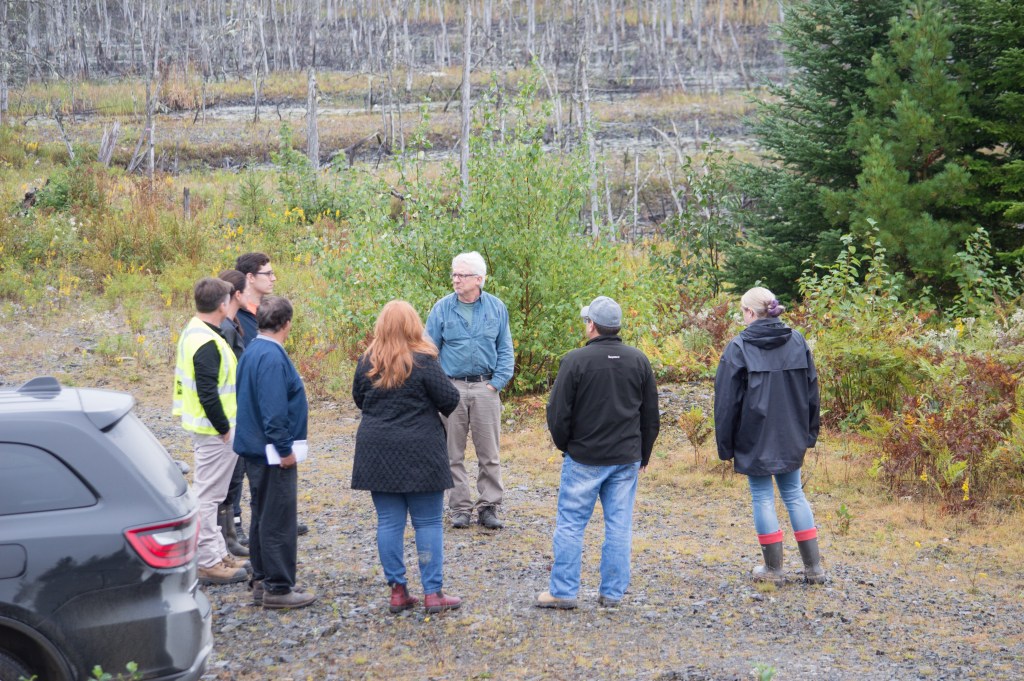 在米尔布鲁克第一国家2017年9月对海狸坝金矿的乡村景观进行参观时，七个人站成一圈，大西洋黄金公司的前环境和许可经理詹姆斯·米勒德在场，如图右三(已提供)。