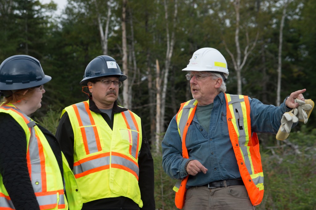 2017年9月，米尔布鲁克第一国家河狸坝现场参观，陪同米尔布鲁克法律顾问谢利·马丁(左)、首席鲍勃·格洛德(中)和大西洋黄金公司前环境和许可经理詹姆斯·米勒德(右)