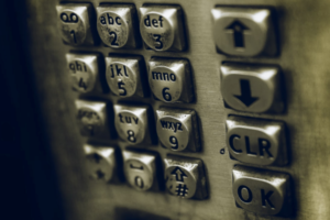 一个常用付费电话的钥匙特写。