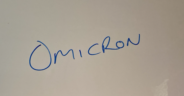 一张白纸，上面用蓝色墨水写着奥米克隆。