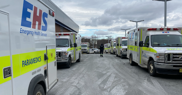 EHS救护车在医院外排着队