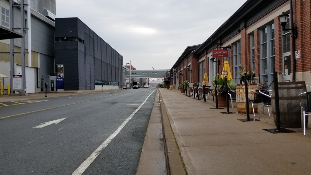 人行道和街道，两旁低矮的工业建筑。