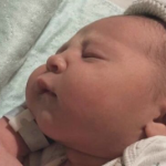 罗曼·杜贝，一个刚出生的婴儿，正在睡觉