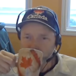 白人新纳粹分子弗兰克·埃克哈德(Frank Eckhard)戴着印有加拿大和枫叶的棒球帽，用印有枫叶的马克杯喝酒