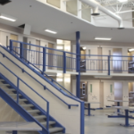 伯恩赛德监狱北单元的蓝色栏杆和楼梯