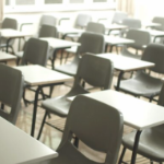 教室里空着的桌椅