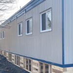 木制支架上的灰色模块化房屋单元。