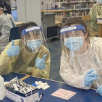 接种疫苗诊所的两名志愿者竖起大拇指