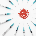 疫苗注射器像射线一样排列在红色的冠状病毒图周围