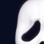 白色橡胶面具的一只眼睛的特写镜头从电影“尖叫”