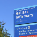 哈利法克斯医院入口处的蓝色标志
