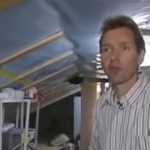 一个白色的男人穿着塑料衬里的阁楼，几个摇晃着他的东西