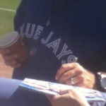 一个穿着蓝鸟队制服的人在签名