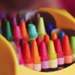 一盒彩色蜡笔