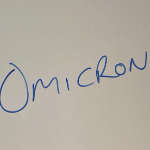 omicrron在米色墙壁上写在圆珠笔