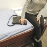 一个没有露出脸的女人坐在床上