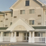 有白色装饰的灰色或米色山墙建筑