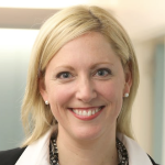 丽莎·巴雷特，一个微笑的金发女人