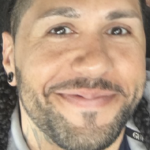 一个笑着的黑人，胡子刮得整整齐齐